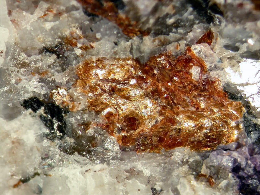 Large Calcybeborosilite-(Y) Image