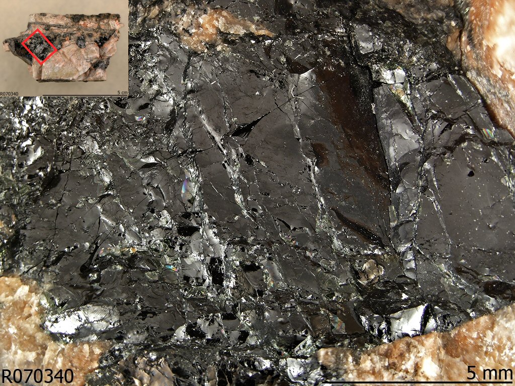 Large Gadolinite-(Y) Image